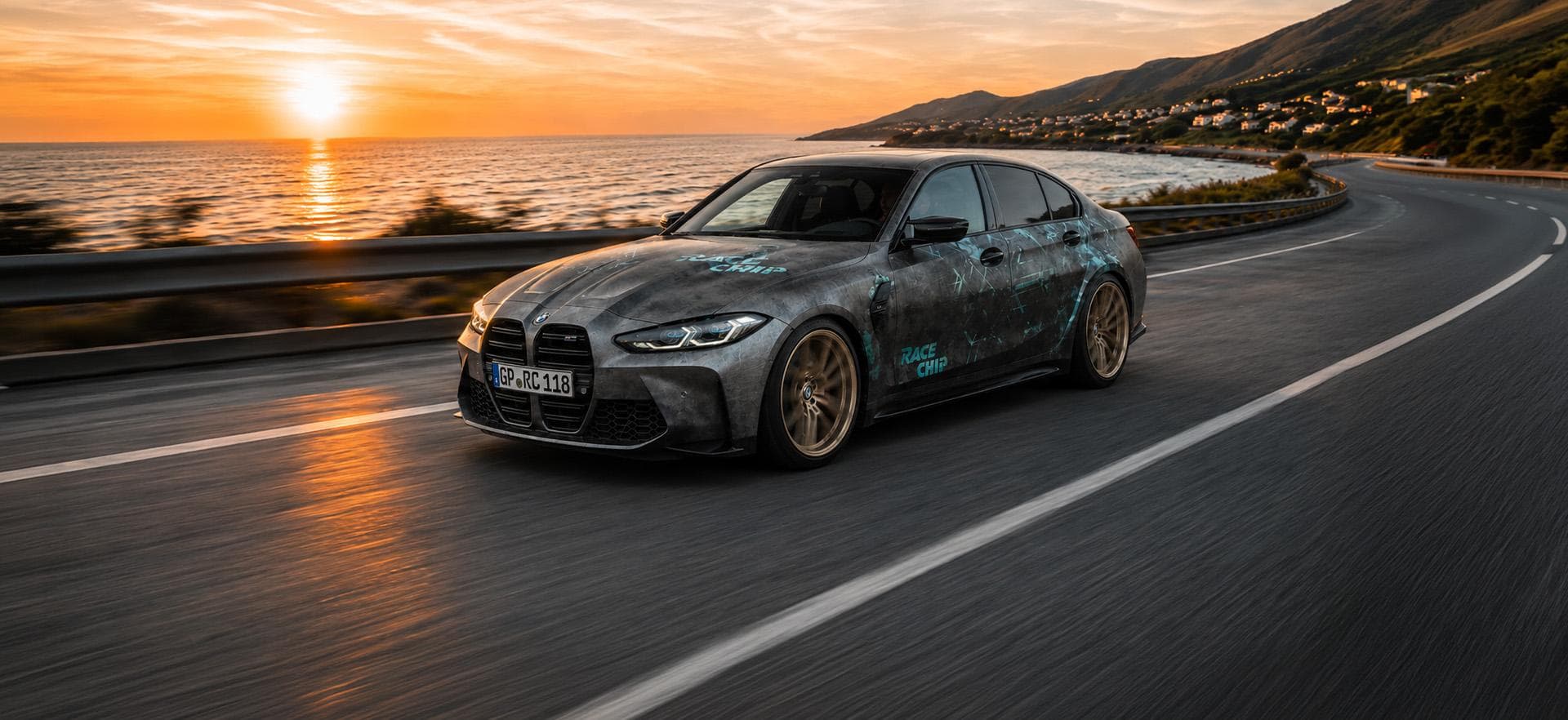 RaceChip BMW M3 na priobalnoj cesti pri zalasku sunca